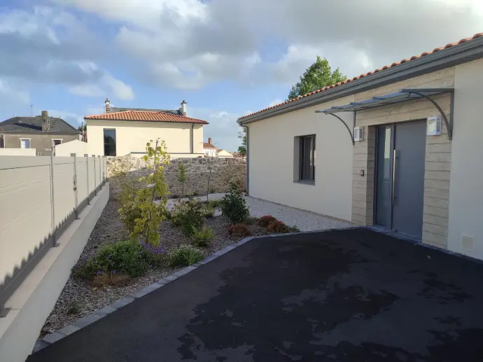 Construction d'une maison individuelle de plain-pied avec aménagement extérieur