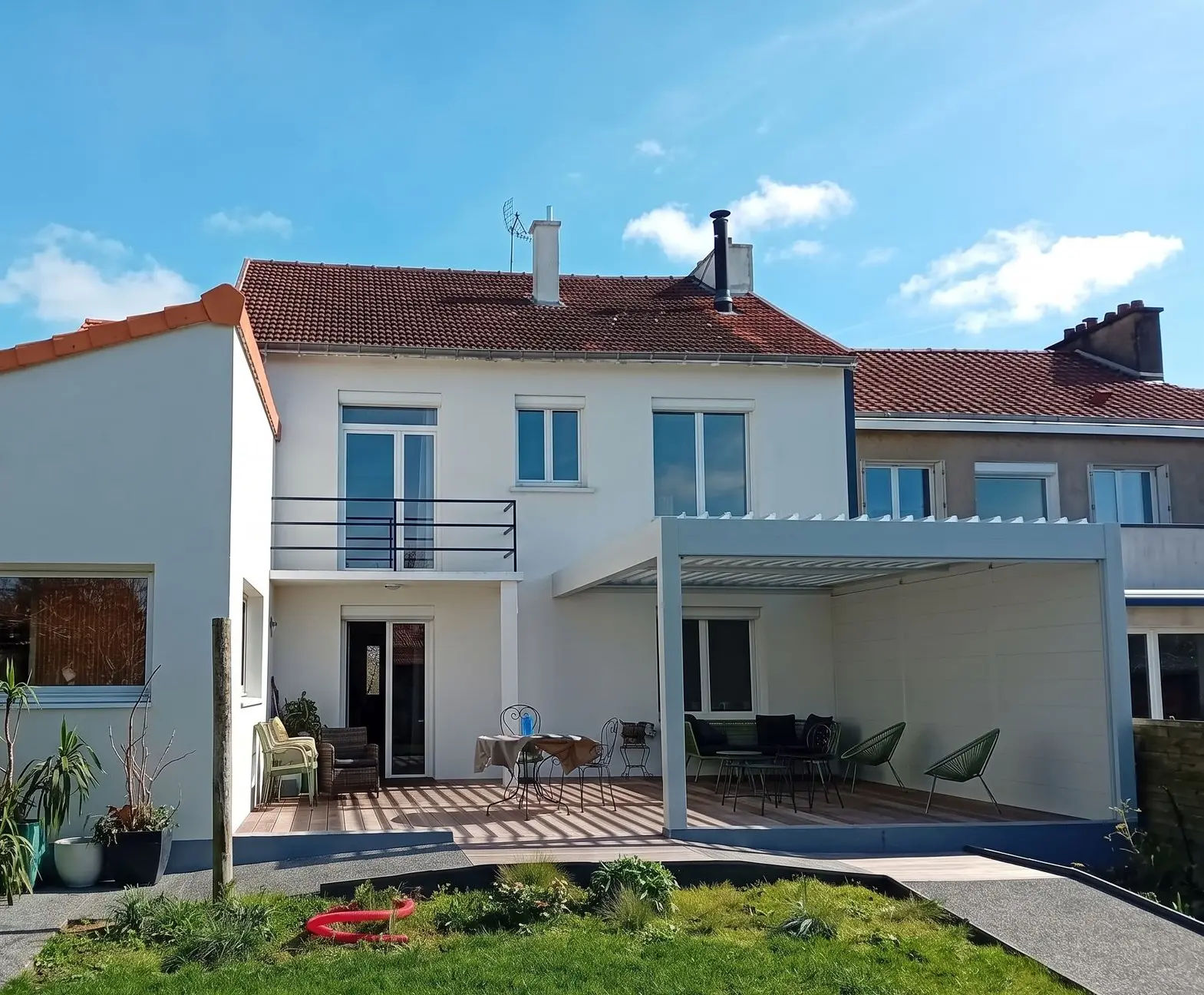 Création de rampes d'accès maçonnées entre la terrasse et le jardin pour l'accessibilité PMR.
